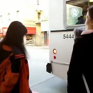 Bootycruise: chinatown バス停 11: 中国人熟女アップケツパンツ