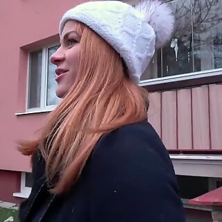 جنس فالشارع العام روسية حمراء الشعر يأخذ